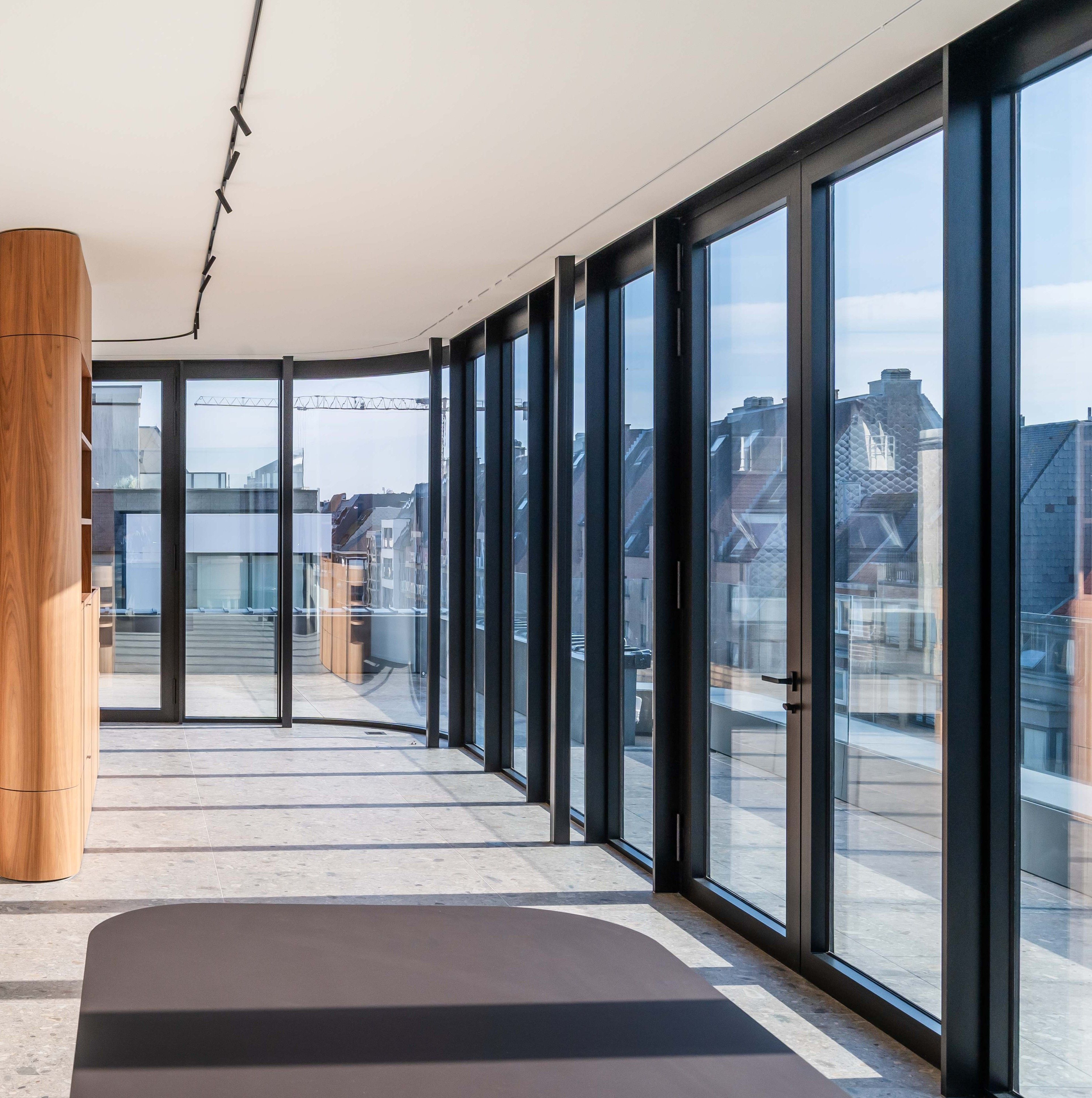 Gebogen aluminiun schrijnwerk en glas