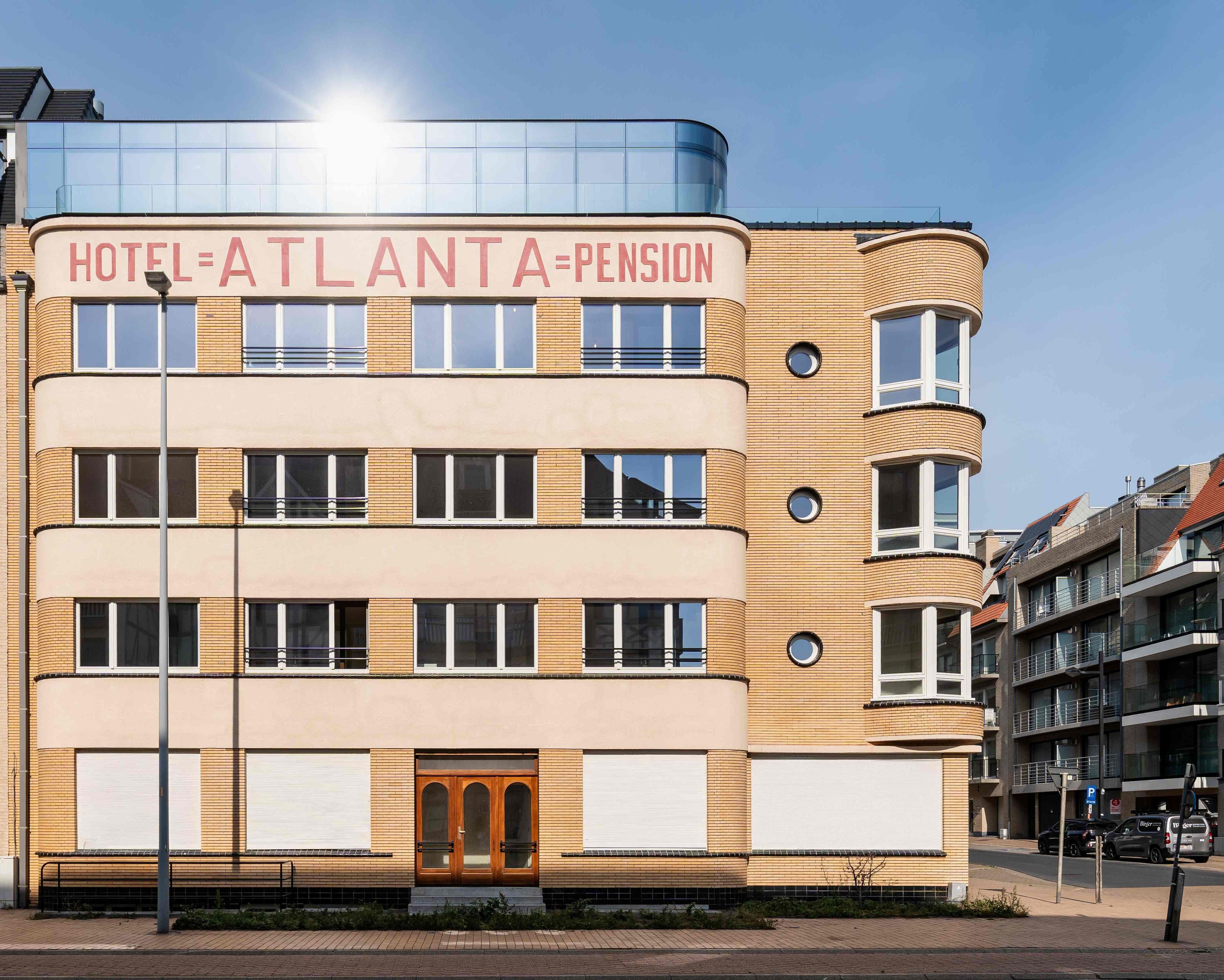 Glas verlijmd op aluminium structuur Reynaers