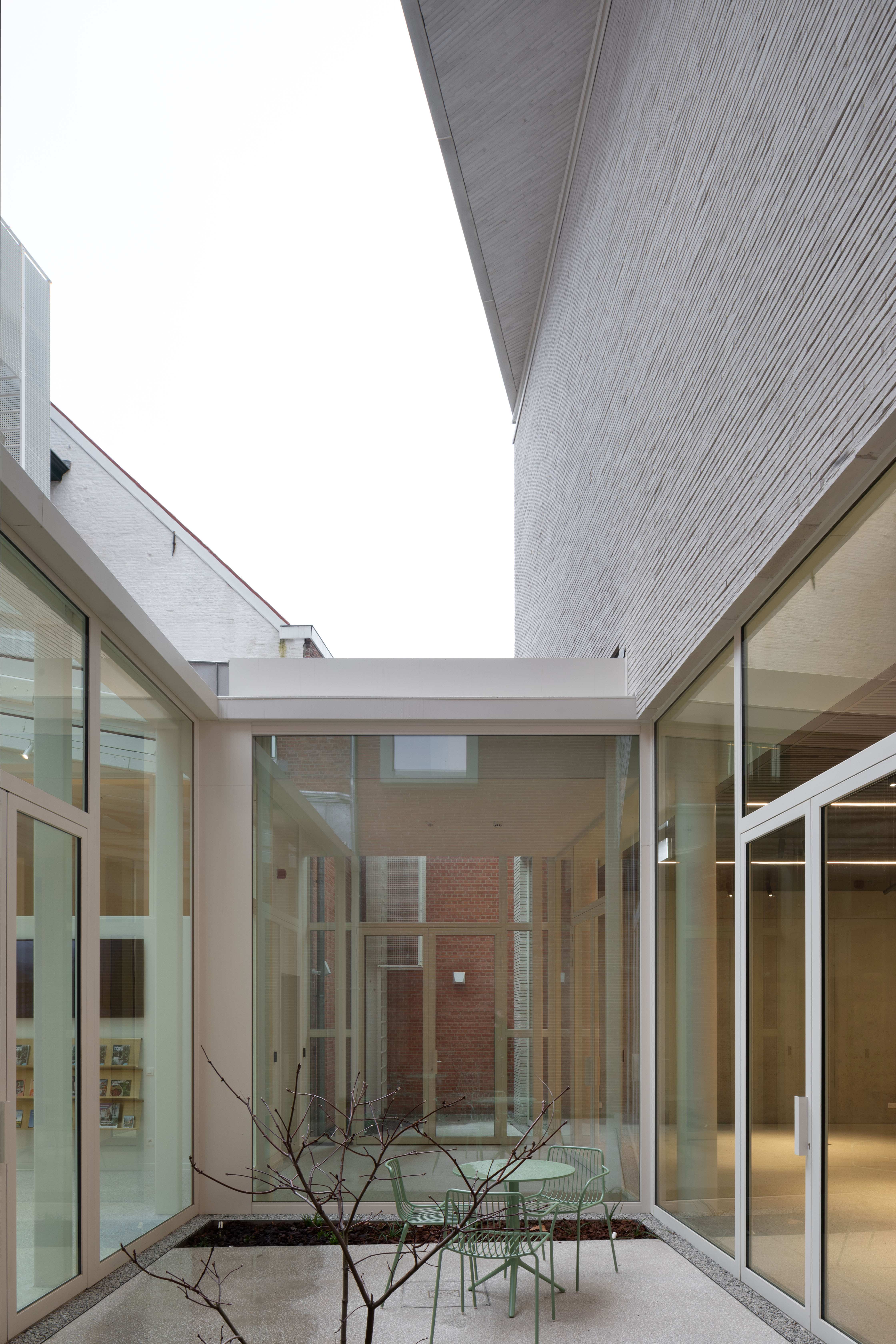 Doorzicht door stalen schuiframen