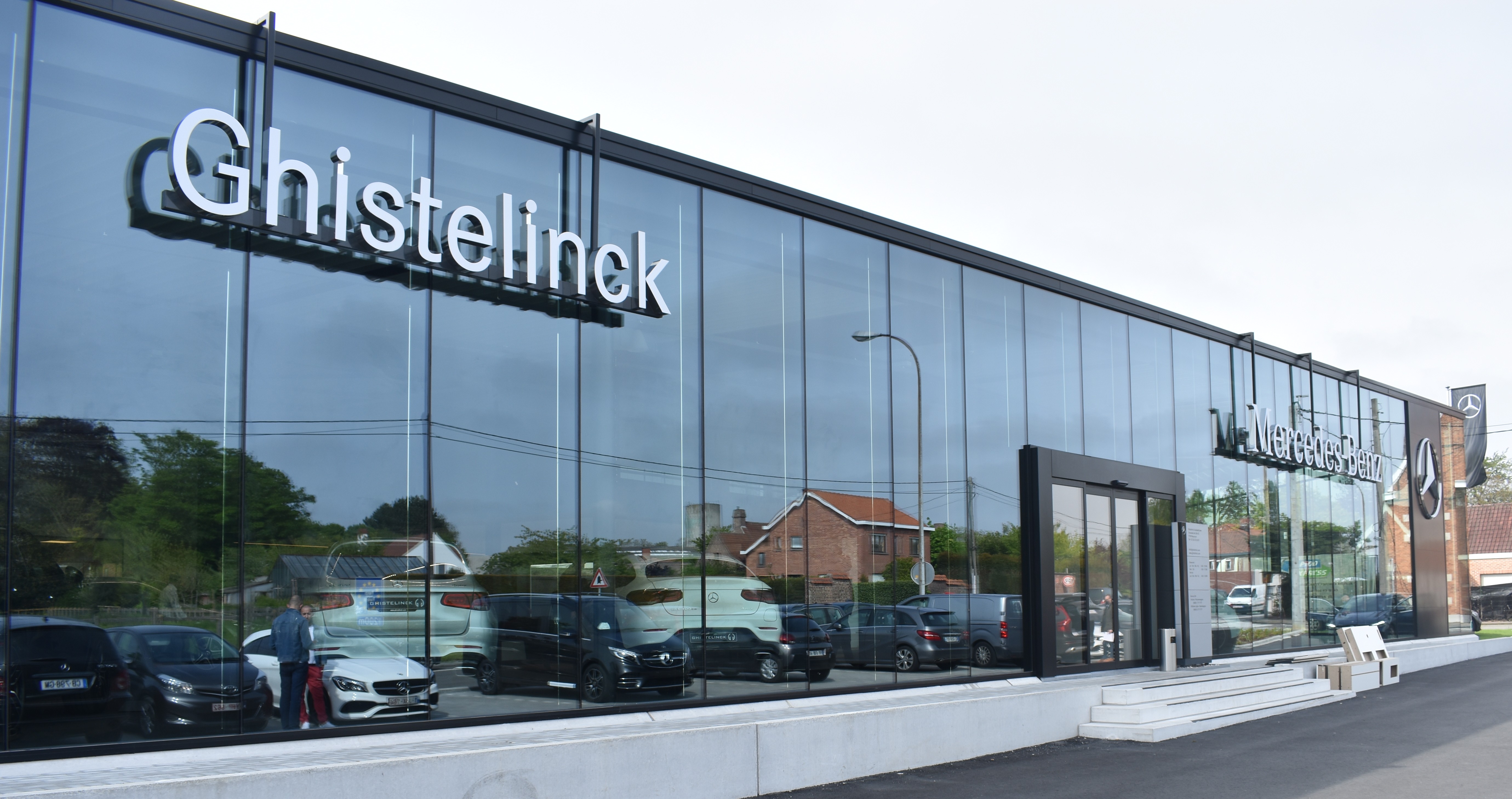 Vliesgeven in aluminium van de Mercedes-Benz showroom van Ghistelinck Moeskroen