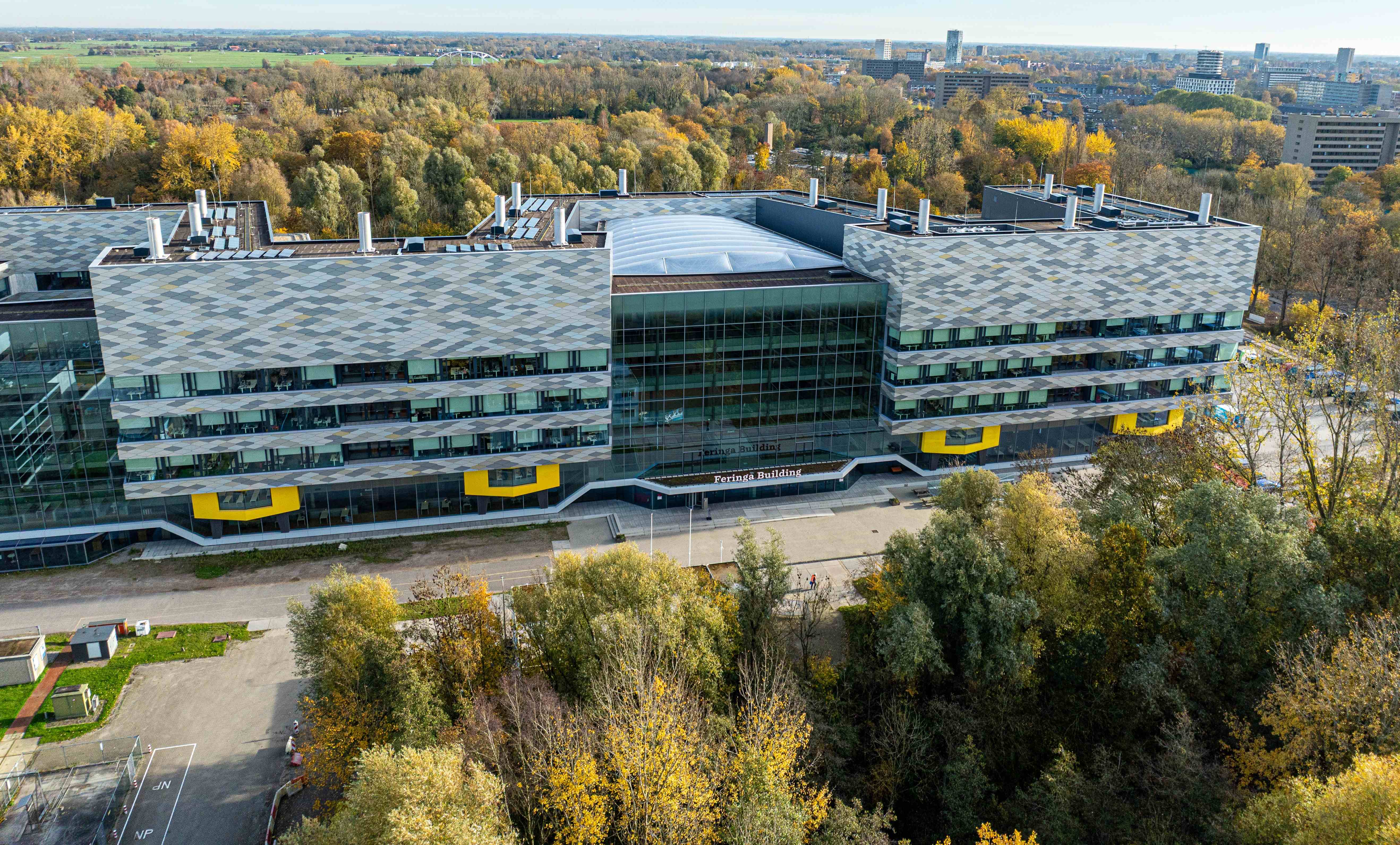 Aardbevingsbestendig stalen schrijnwerk voor het Feringa gebouw, Universiteit Groningen, Nederland