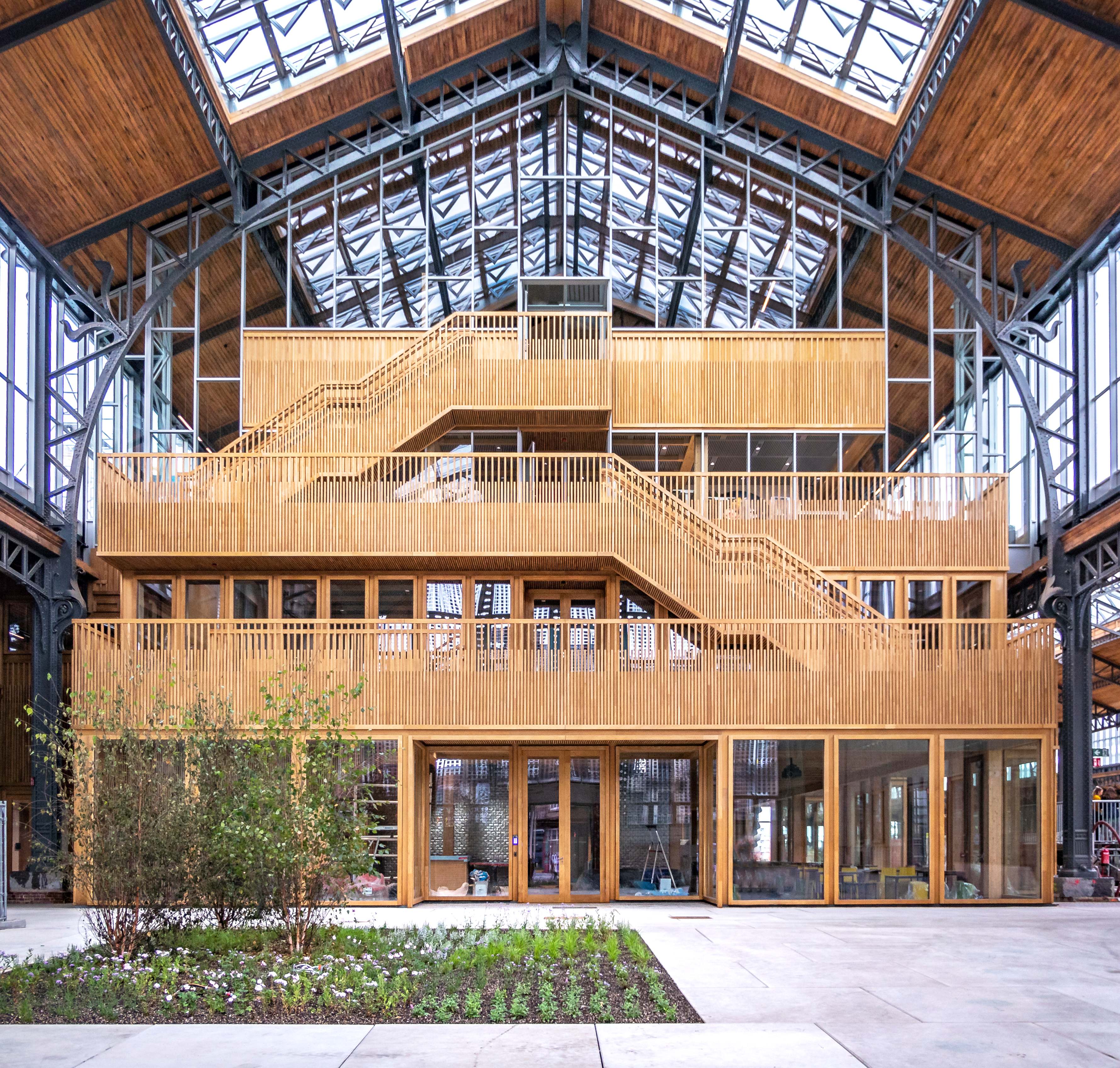 Interieur van een CLT-paviljoen in Gare Maritime Brussel met stalen glaswanden van Lootens