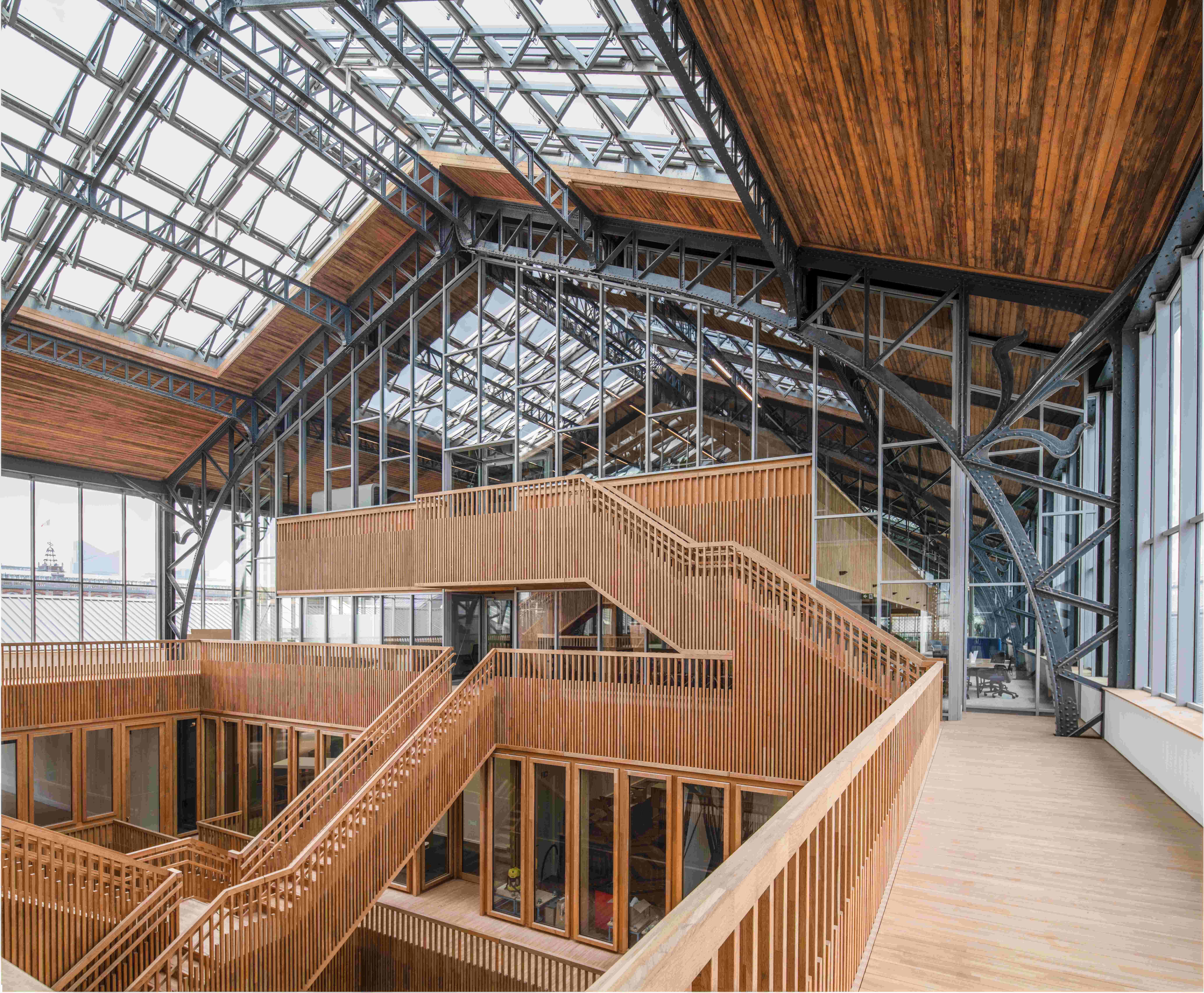 Vrijstaande stalen glasgevels van 13 meter hoog in de CLT-paviljoenen van Gare Maritime, Lootens