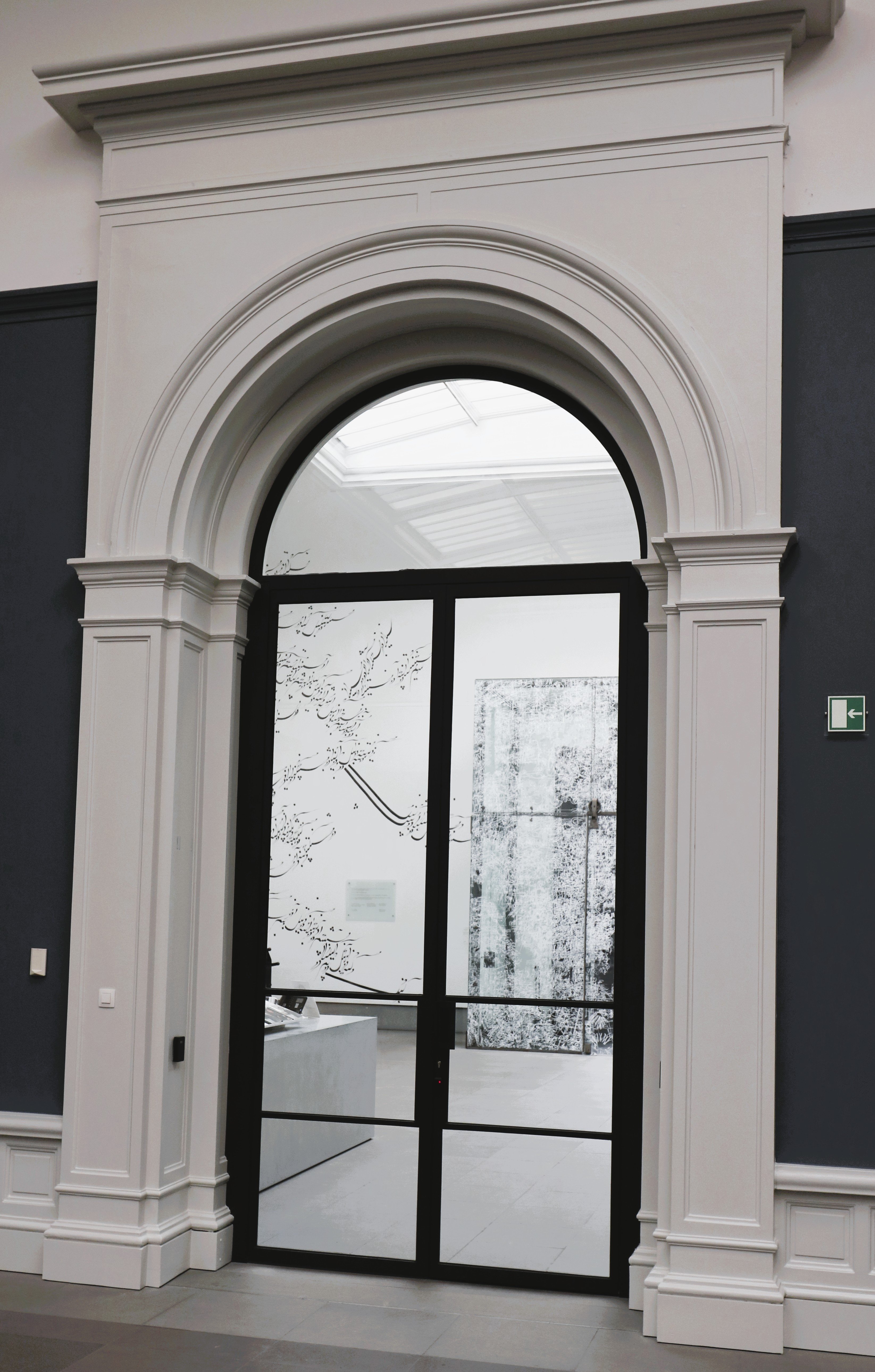 Stalen binnendeur met doorzichtig glasraam in het Museum voor Schone Kunsten Gent, maatwerk stalen schrijnwerk door Lootens