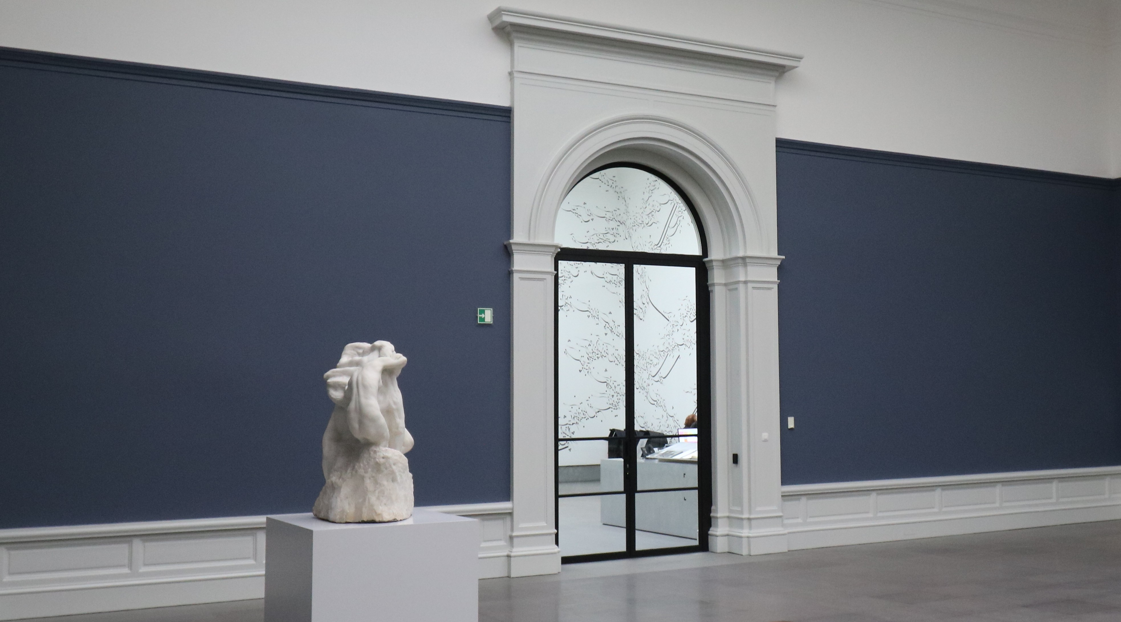 Overzicht van maatwerk stalen binnenwand met centrale deur in het Museum voor Schone Kunsten Gent, uitgevoerd door Lootens