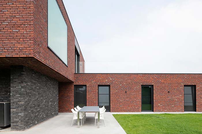 Hedendaagse woning met slank, zwart aluminium buitenschrijnwerk