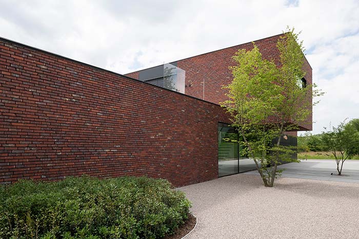 Hedendaagse woning met zwart aluminium ramen en deuren, slank en stijlvol design