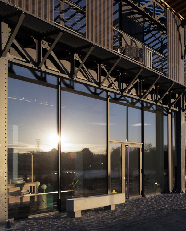 Benedenverdieping van LOODS 23 met maximale beglazing en aluminium schrijnwerk van Lootens.