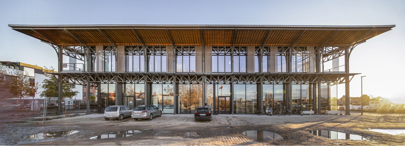 Gerenoveerde katoenloods LOODS 23 in Gent biedt duplexlofts met aluminium buitenschrijnwerk van Lootens.