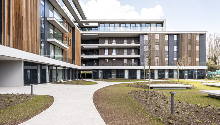 Hedendaags aluminium buitenschrijnwerk van Lootens voor residentie Senzafine