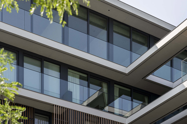 Appartementen met zwarte aluminium ramen en deuren van Lootens