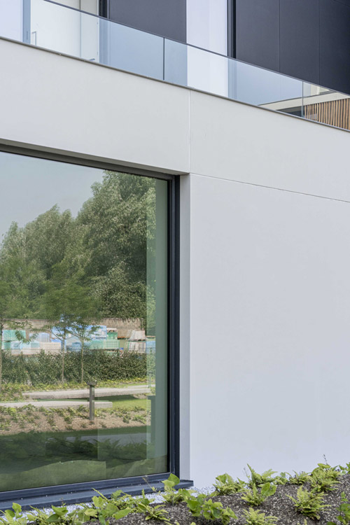 Strak zwart aluminium buitenschrijnwerk van Lootens