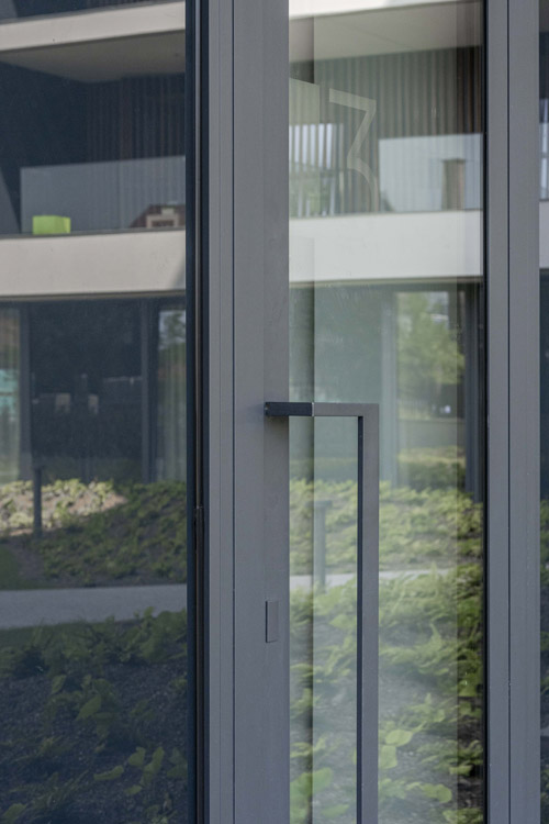 Zwart buitenschrijnwerk in alu van Lootens
