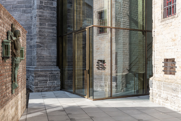 Buitenschrijnwerk messing sint-baafskathedraal door lootens Buitenschrijnwerk messing sint-baafskathedraal door lootens