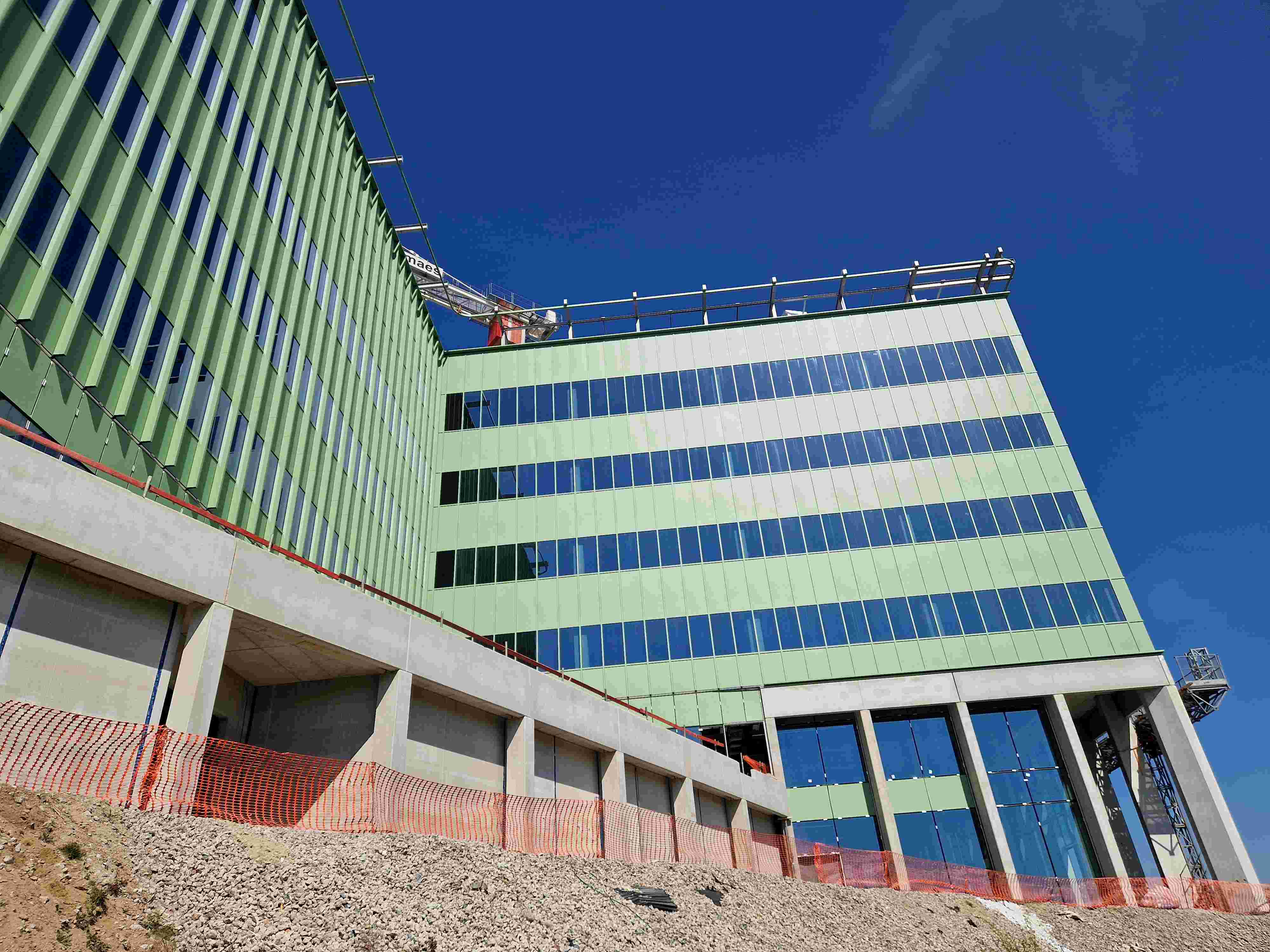 The Nucleus - Tech Lane / Zwijnaarde Gordijngevel in alu schrijnwerk van Lootens. Work in progress. Montage.