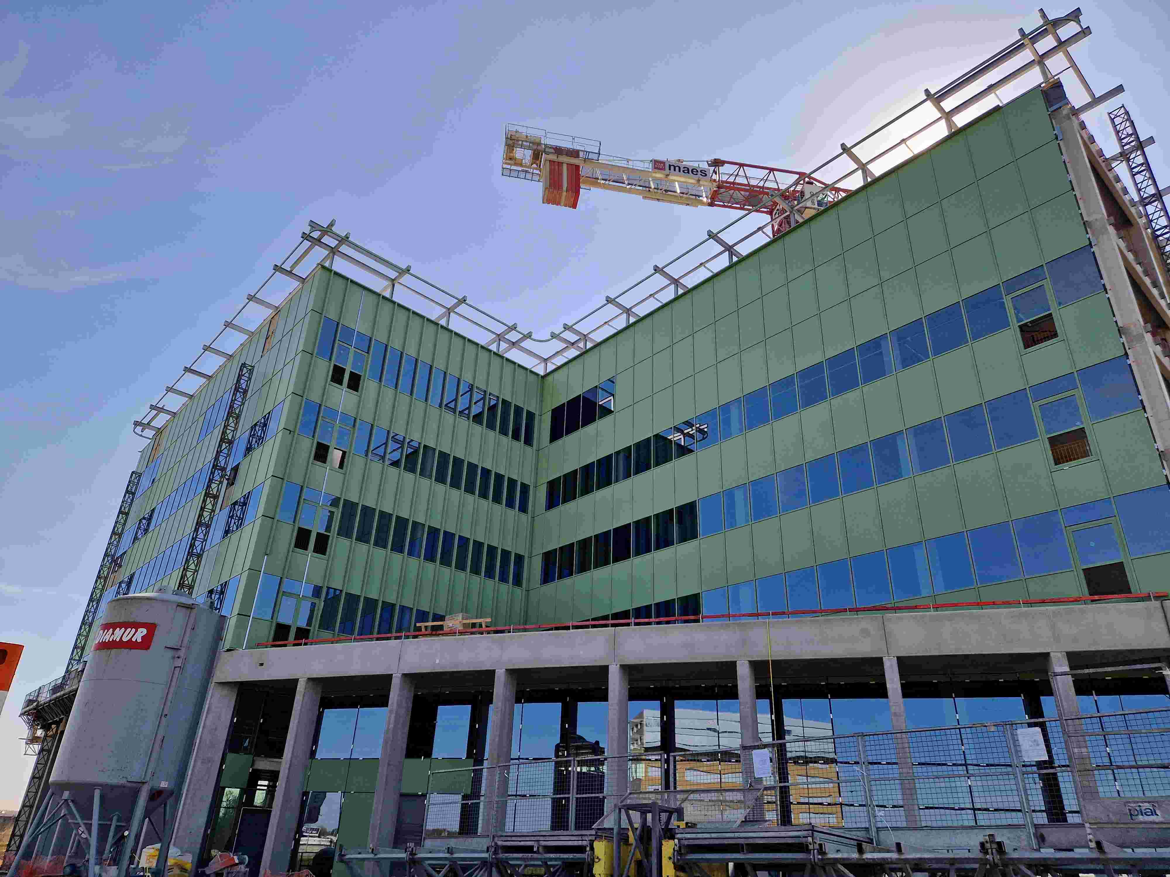 The Nucleus - Tech Lane / Zwijnaarde Vliesgevel in alu schrijnwerk van Lootens. Work in progress. Montage.