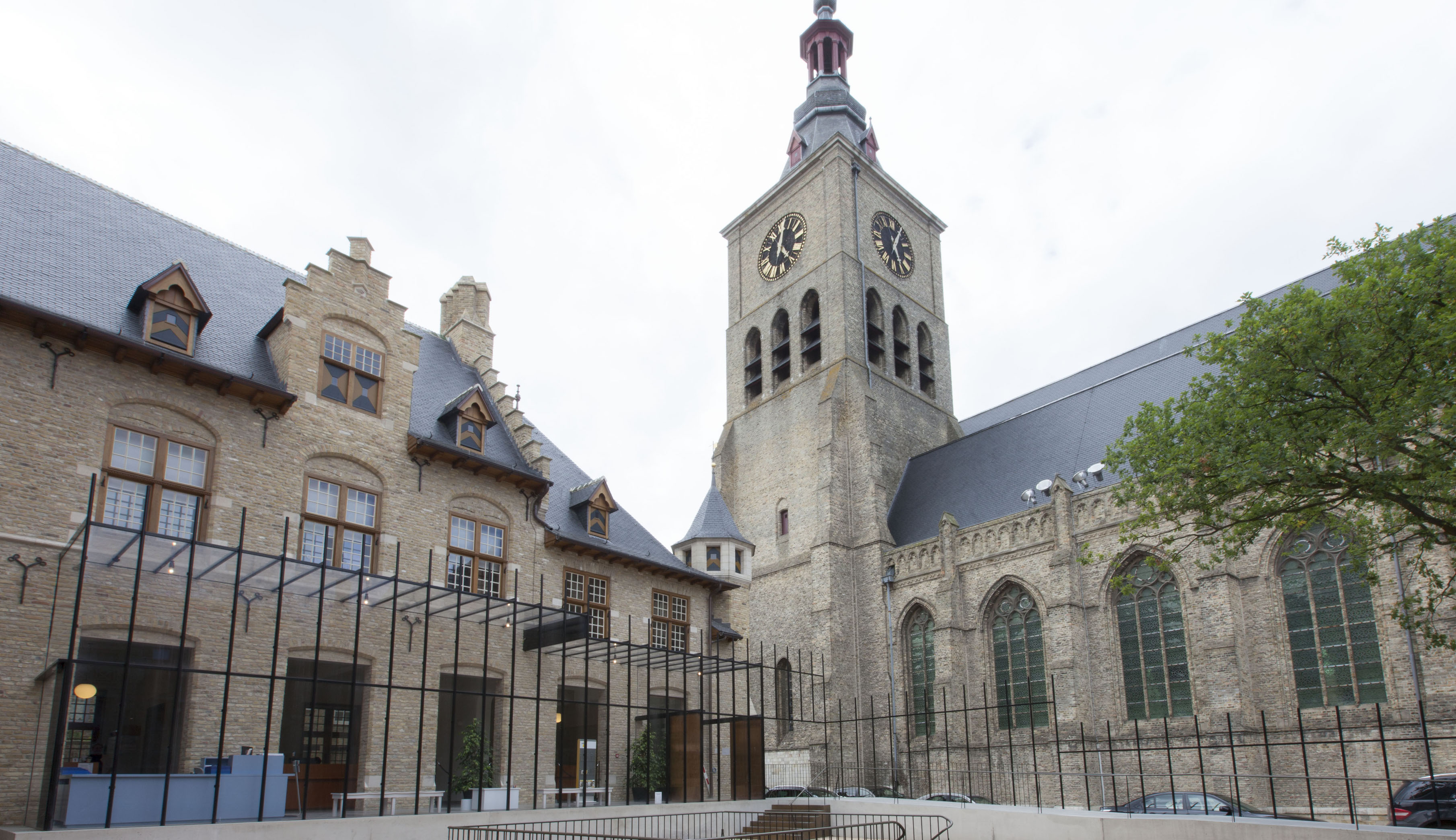 vooraanzicht Stadhuis Diksmuide