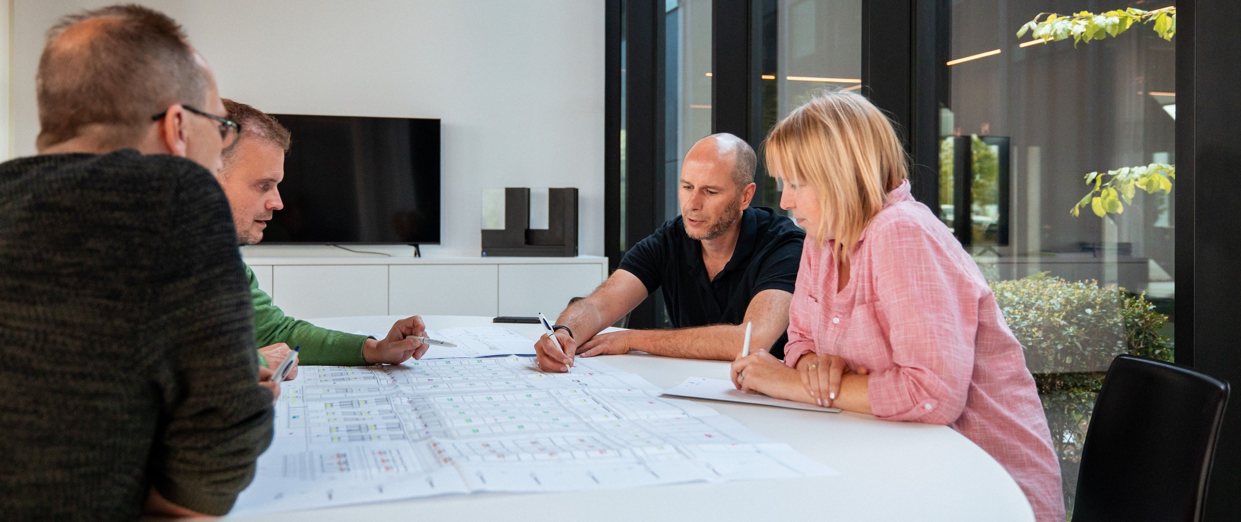 Klaar om mee te bouwen aan wat anderen onmogelijk vinden? Bekijk onze openstaande vacatures — of kom gewoon eens langs in de werkplaats.