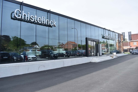 Vliesgeven in aluminium van de Mercedes-Benz showroom van Ghistelinck Moeskroen