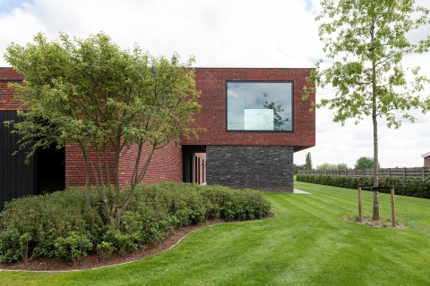 Hedendaagse woning in Tielt ontworpen door Sonar Architecten met aluminium ramen en deuren van Lootens Deinze