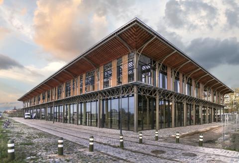 Beschermde katoenloods LOODS 23 in Gent omgevormd tot bedrijvencomplex met aluminium buitenschrijnwerk door Lootens.