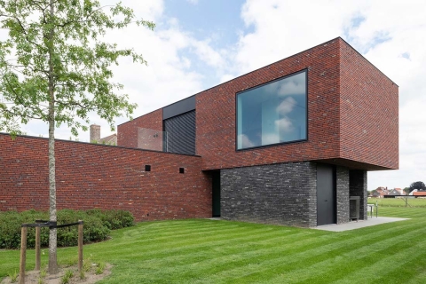 Hedendaagse woning in Tielt ontworpen door Sonar Architecten met aluminium ramen en deuren van Lootens Deinze